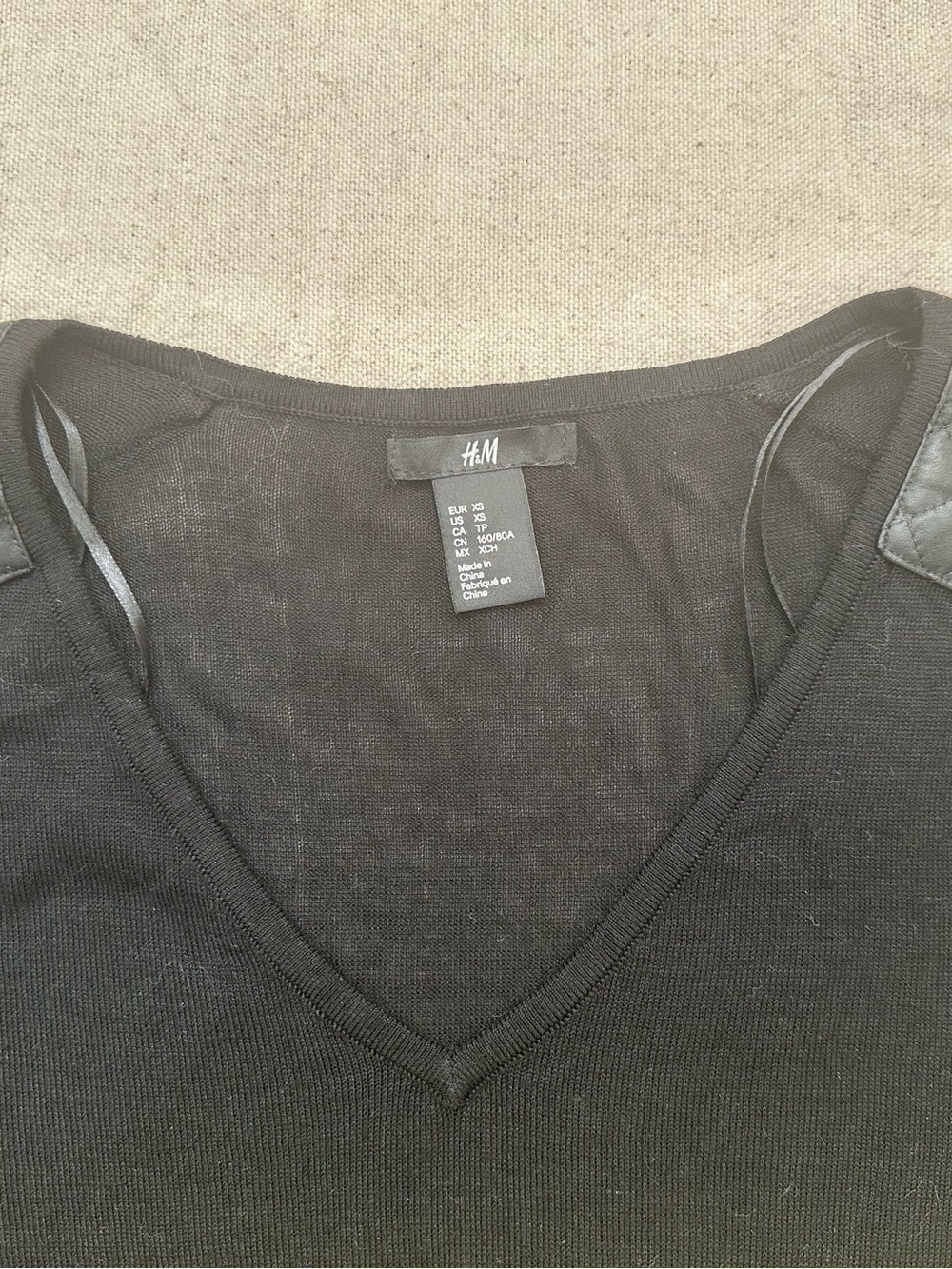 H&M Black V-Neck 3/4 Sleeves Thin Sweater Top with Quilted Shoulder Panels S - Picture 7 of 8